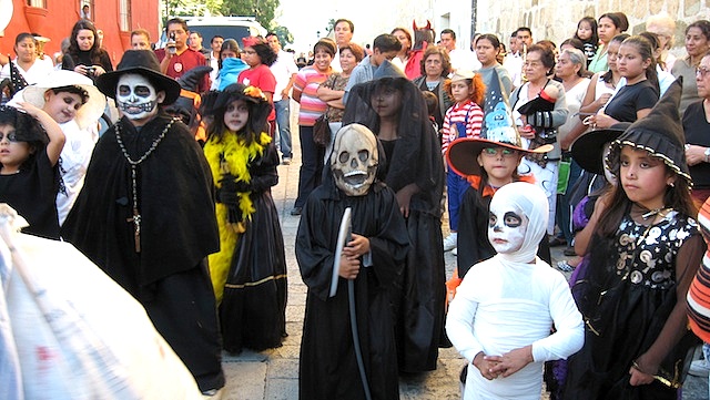 メキシコのオアハカの死者の日の仮装パレード