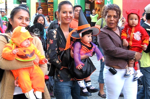 メキシコのオアハカの死者の日の仮装パレード