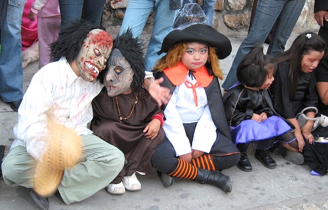 メキシコのオアハカの死者の日の仮装パレード 休憩中