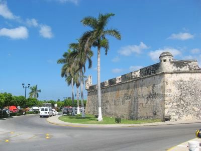 世界遺産の城塞都市カンペチェでカリブ海賊防衛要塞やエズナー遺跡を観光!メキシコ旅行記