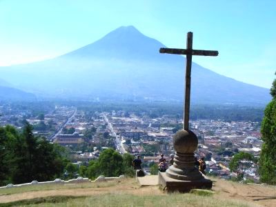 活火山に囲まれた大地震前の首都 in アンティグア