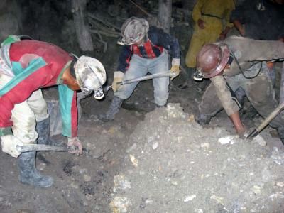 世界遺産セロ・リコ銀山のポトシ旅行記!標高4500mのボリビア鉱山ツアーでダイナマイト爆発も