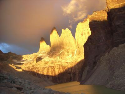 チリ側パタゴニアのパイネ旅行記!3本塔の朝焼けや美しい雪山や氷河を観光