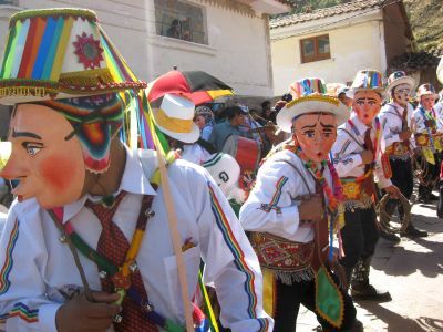 ピサックで天空インカ遺跡や聖女カルメン仮面祭りや民族衣装市場を観光!ペルー旅行記
