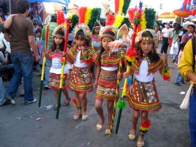 コチャバンバで民族衣装のパレード祭りやグルメや巨大キリスト像を観光!ボリビア旅行記